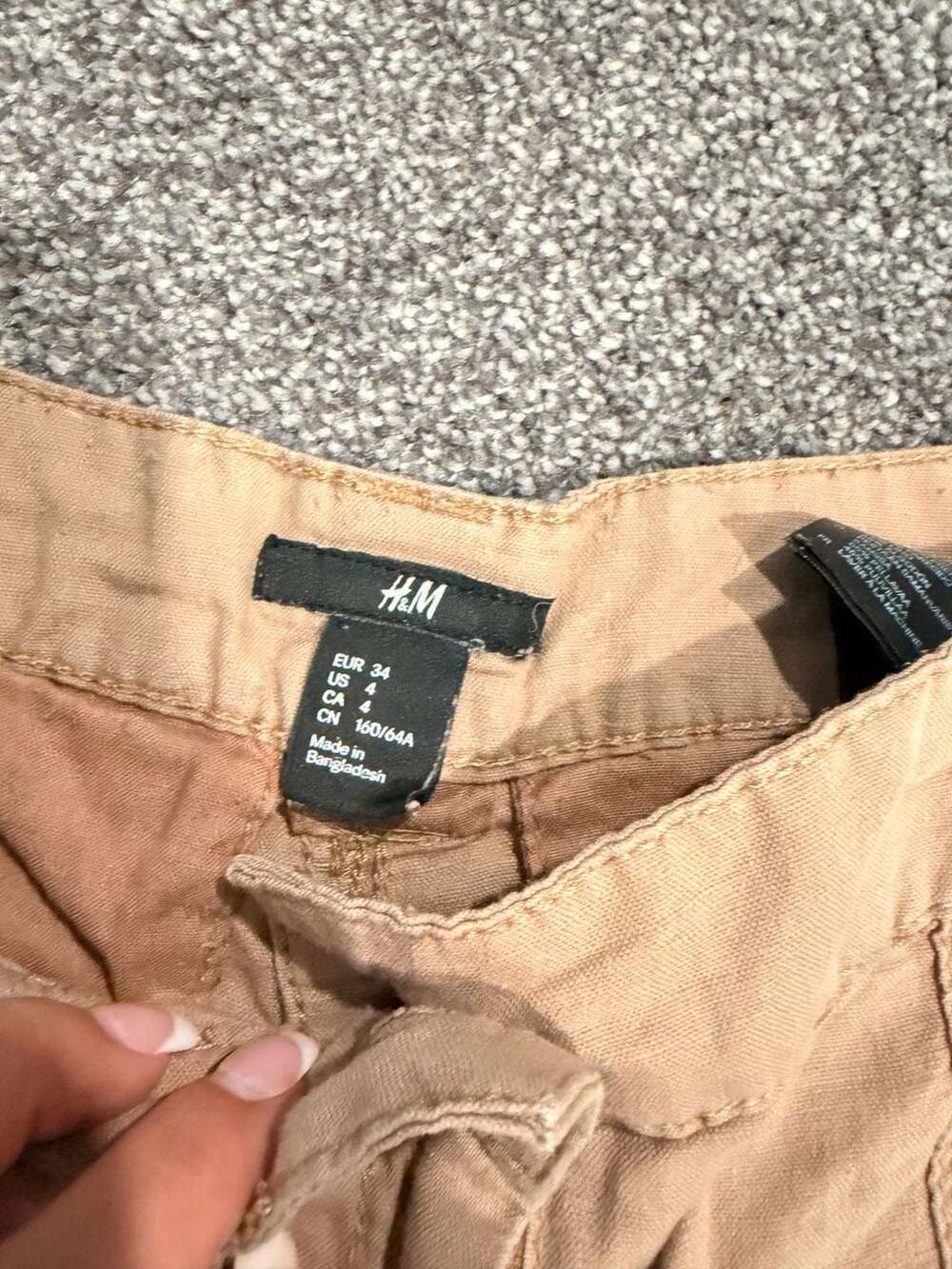 Vintage Y2K H&M Women's Khaki Utility Cuffed Shorts - Picture 2 of 3